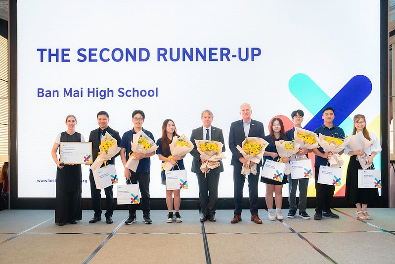 Vinh danh đội thi lớp 11i Trường THPT Ban Mai đạt giải ba toàn quốc tại cuộc thi "Your word" 2024 - 2025